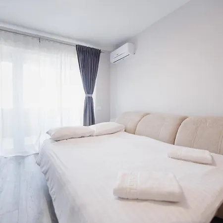 Creamy Wood Haven Apartment Oradea Exterior photo