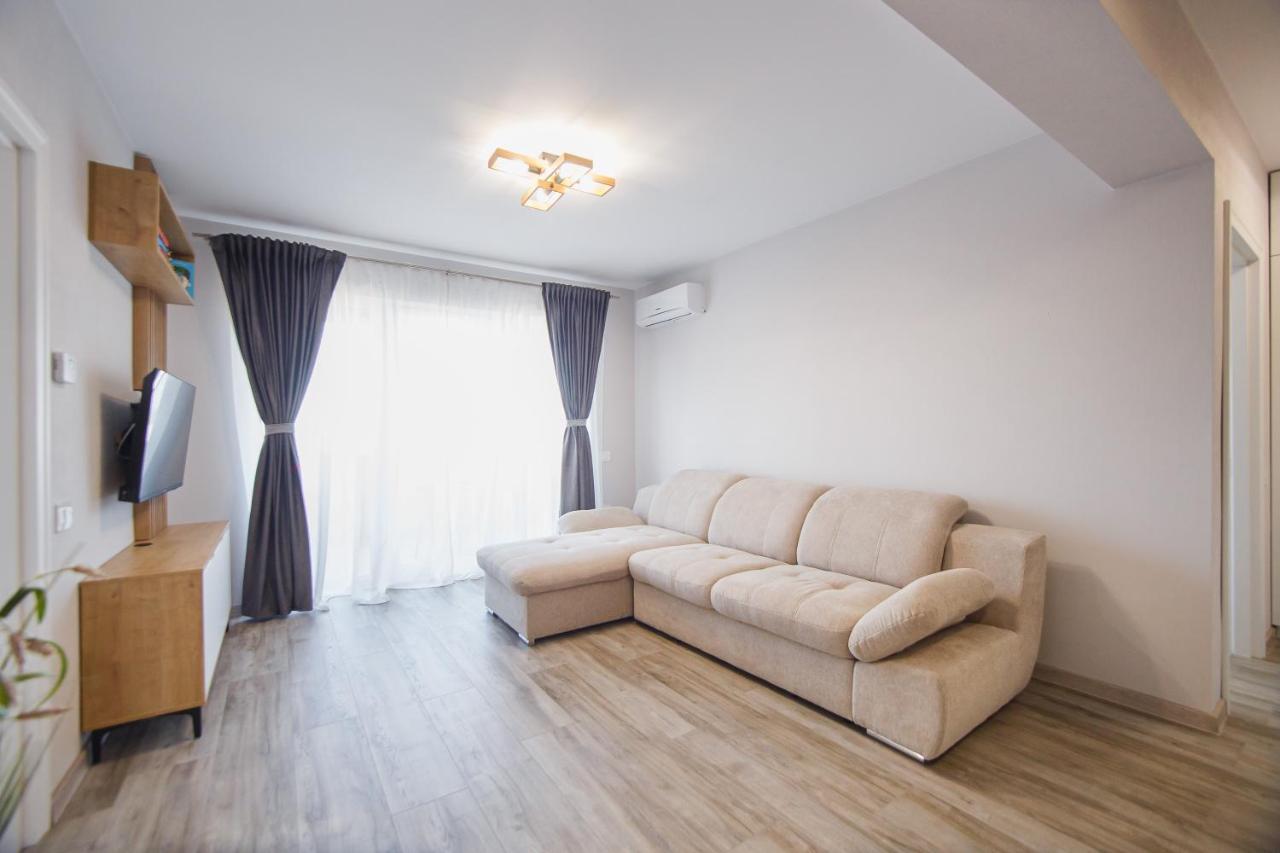 Creamy Wood Haven Appartement