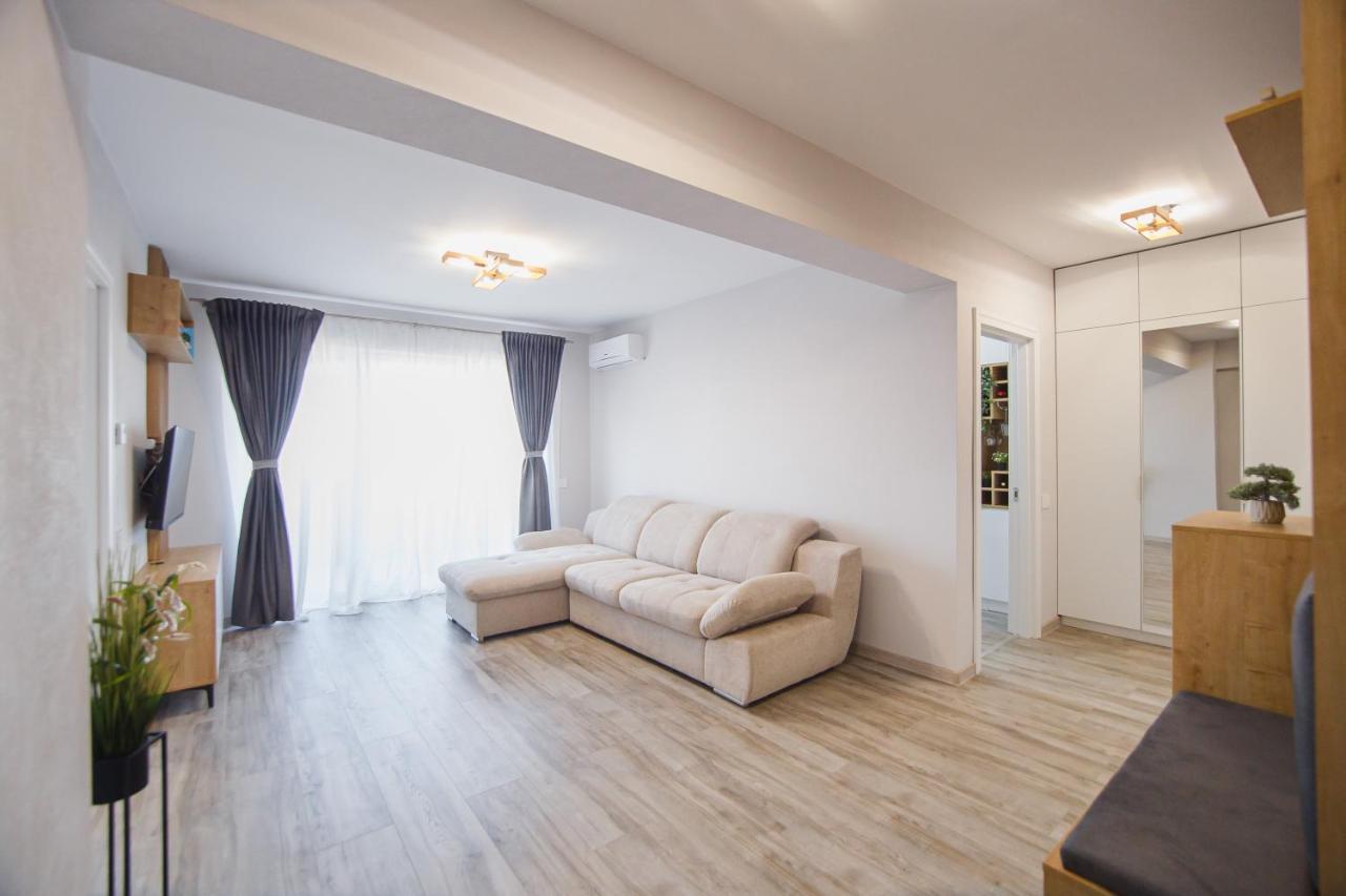 Creamy Wood Haven Appartement