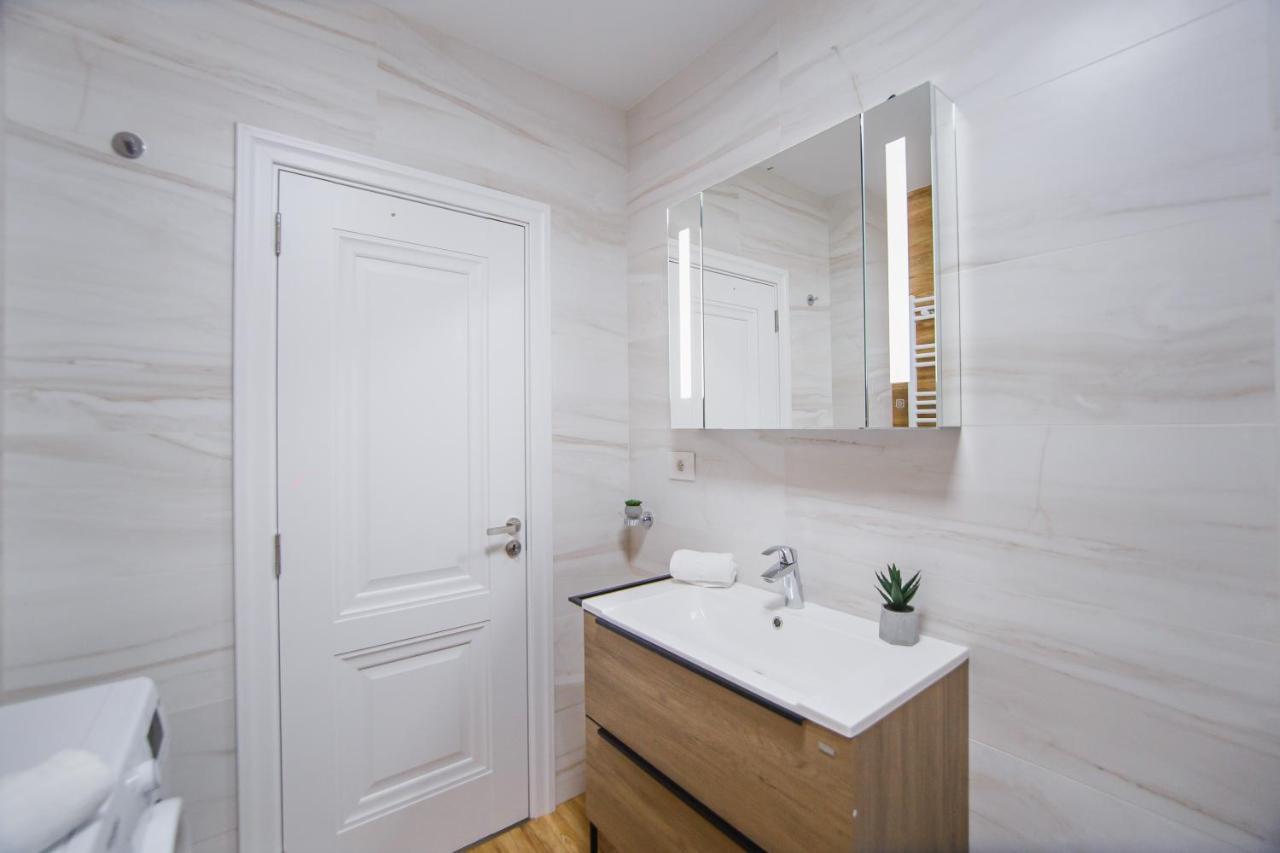 Creamy Wood Haven Appartement Oradea